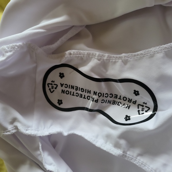 WHITE 2 PIECE BATHING SUIT. - Picture 7 of 10